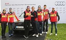 DTM-Meister Timo Scheider übergibt die Audi-Schlüssel an die DSV-Mannschaft. Foto: Audi/auto-reporter.net